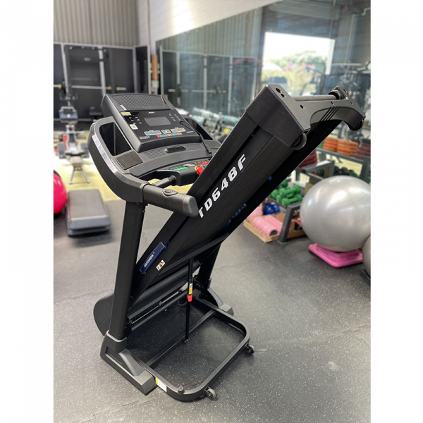 Treadmill with Auto Incline, Max Speed: 20km/h - Rent - Image 3